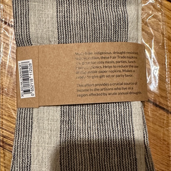 NWT😊SUSTAINABLE THREADS ORGANIC COTTON SET OF 4 NAPKINS - 16 x 16 INCHES - Picture 2 of 4